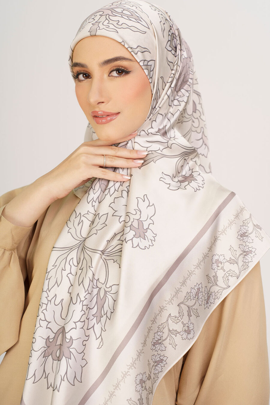 Hyra Satin Printed Square Beige - Image 3