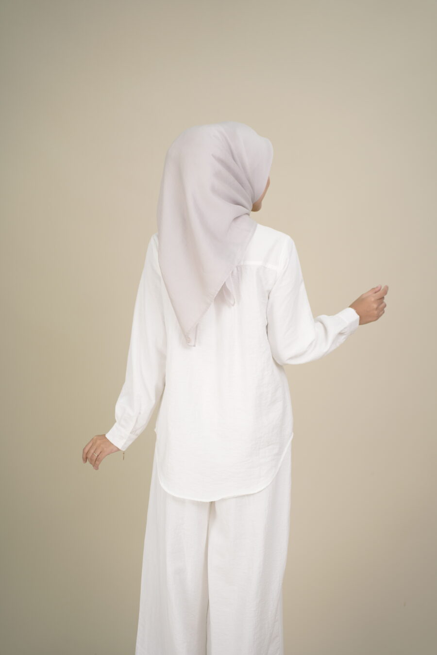 Alodia 2.0 Baggy Top White - Image 5