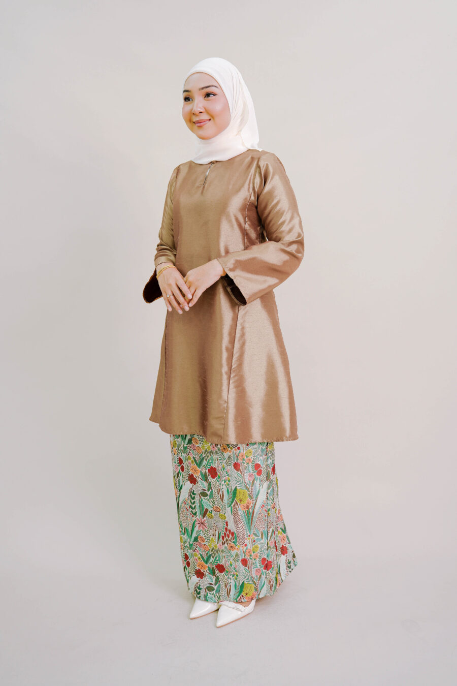 Nour Taffeta Kurung in Brown - Image 2