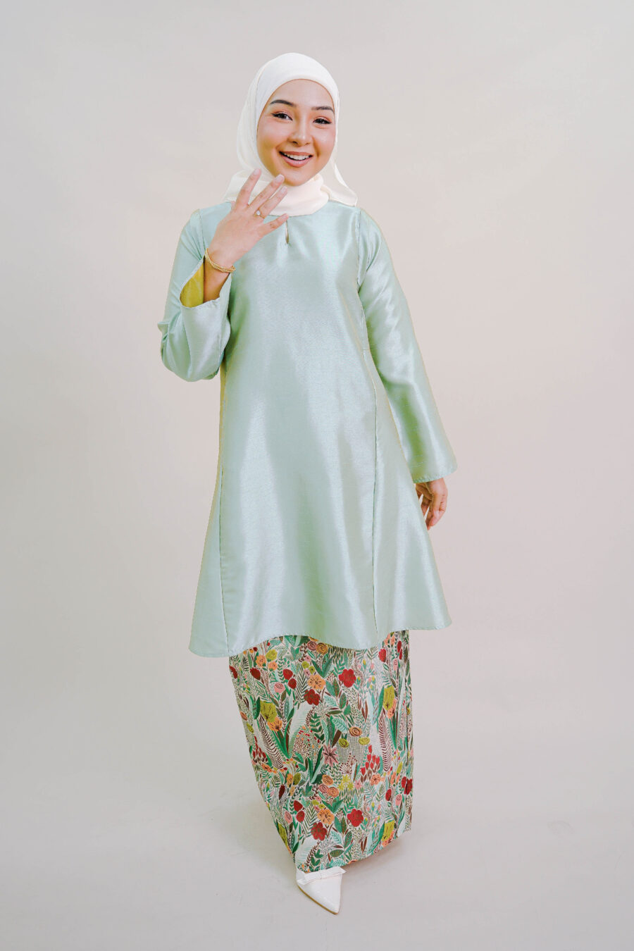 Nour Taffeta Kurung in Green - Image 3