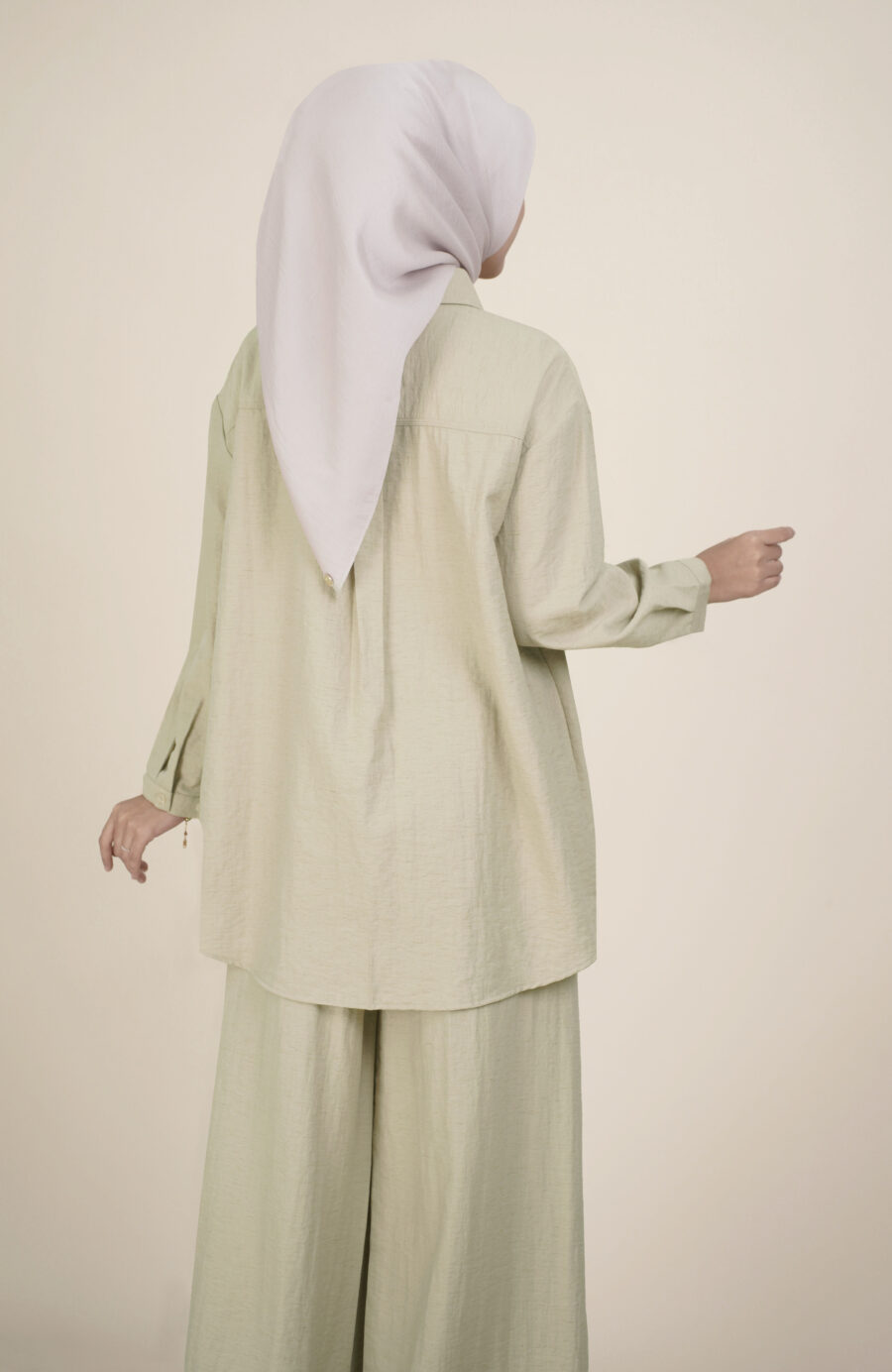 Alodia 2.0 Baggy Top Khaki - Image 3