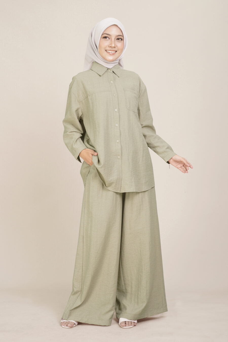 Alodia 2.0 Baggy Top Khaki - Image 2