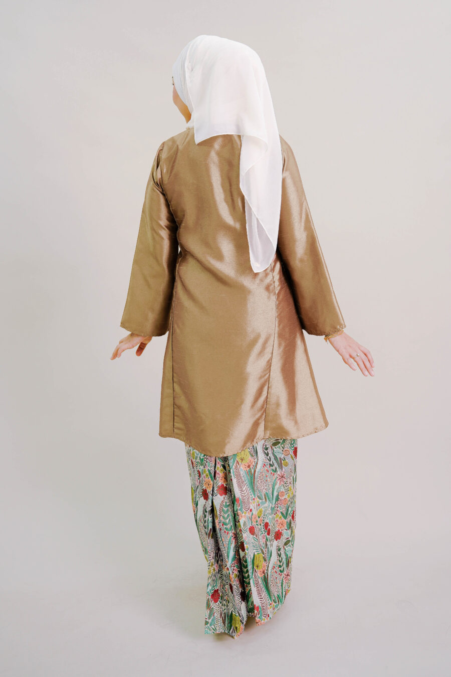 Nour Taffeta Kurung in Brown - Image 4