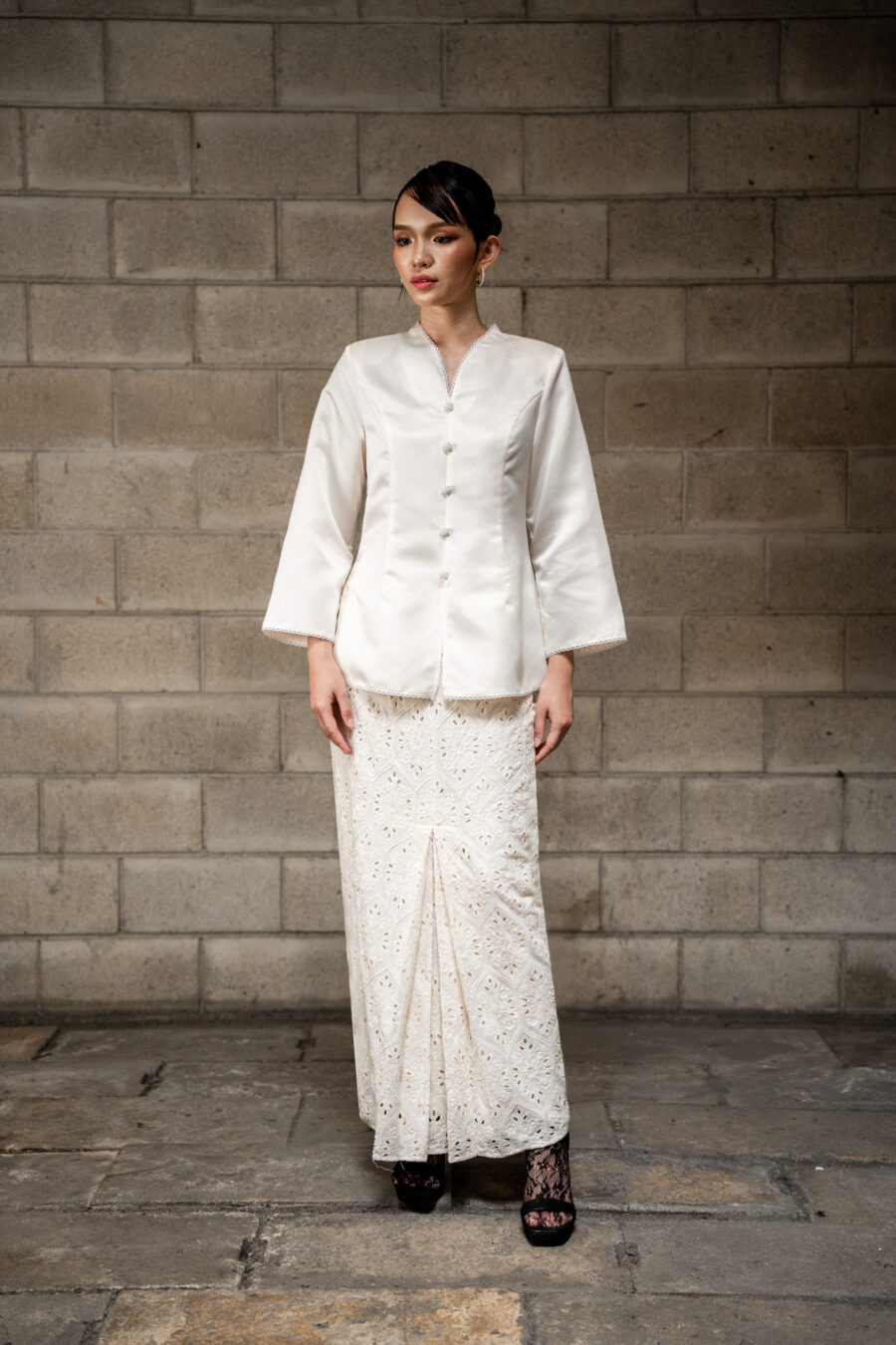 Eloni Kurung in White - Image 4