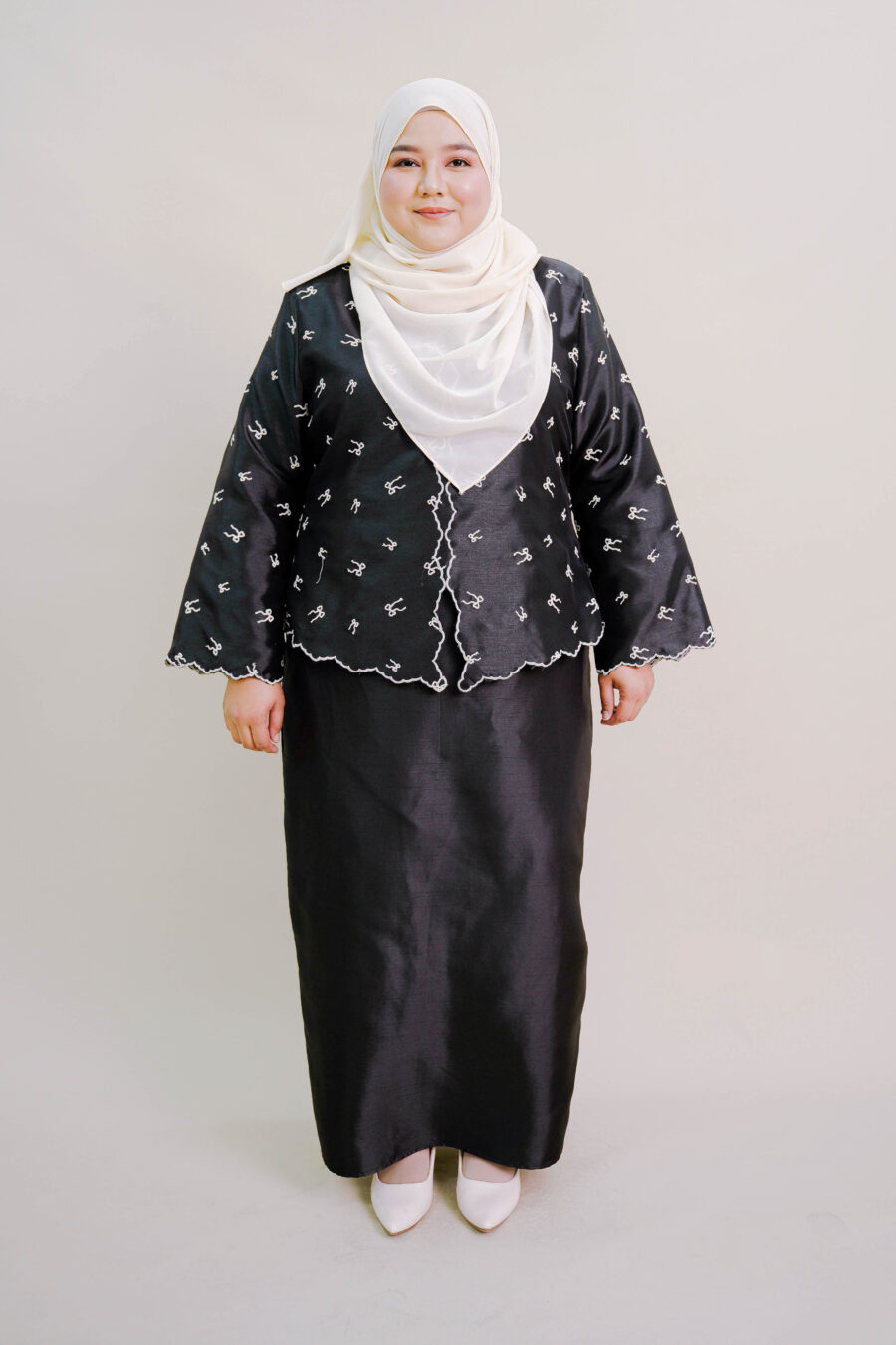 Ilona Plus Size Kebaya Moden in Black - Image 5