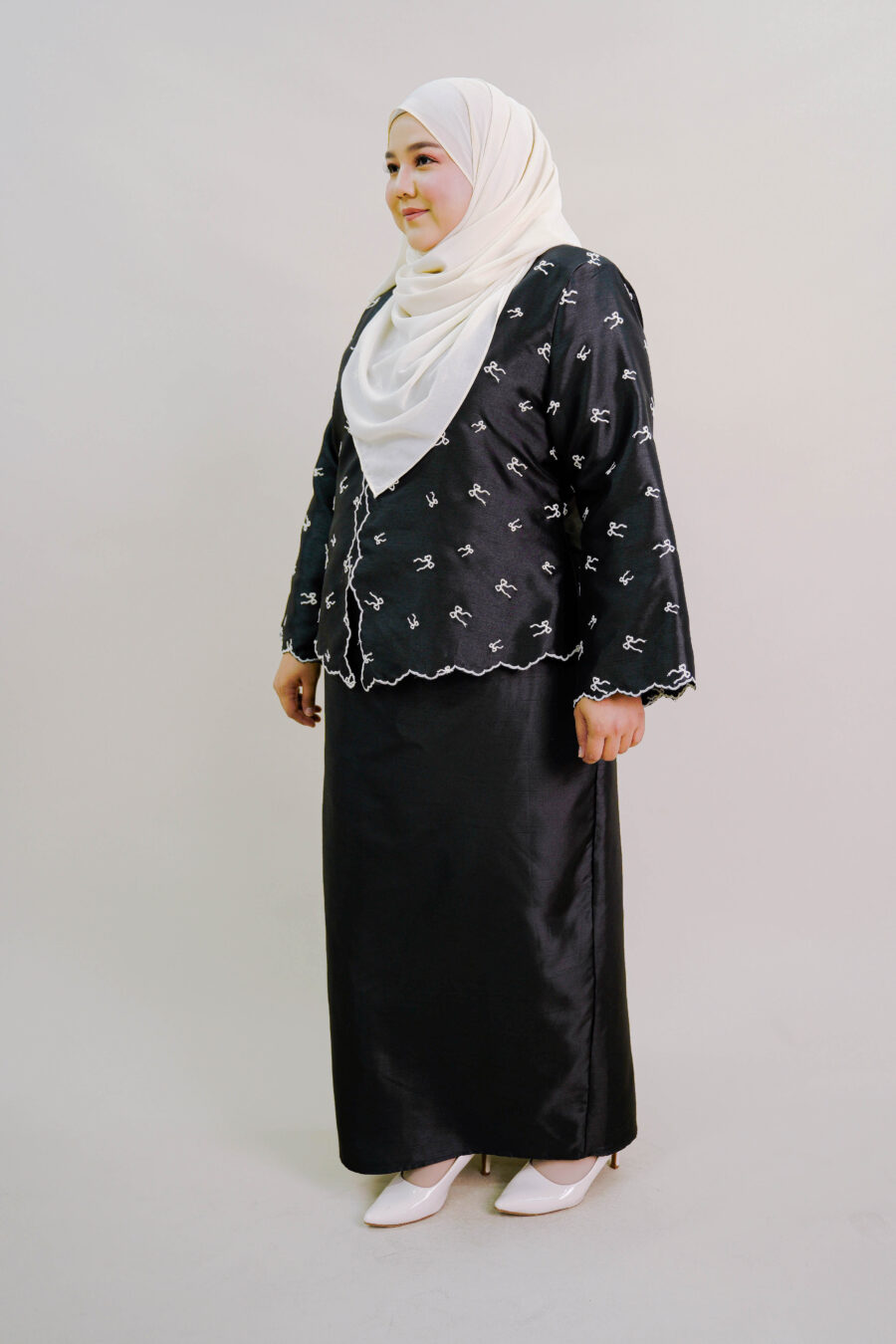 Ilona Plus Size Kebaya Moden in Black - Image 4