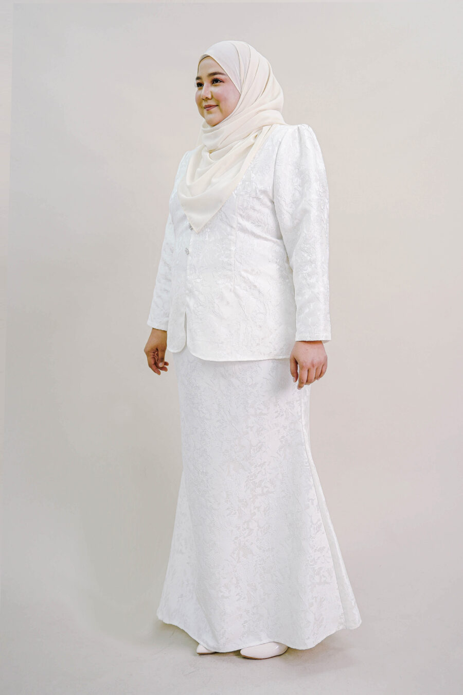 Zenata Plus Size Kurung in White - Image 2